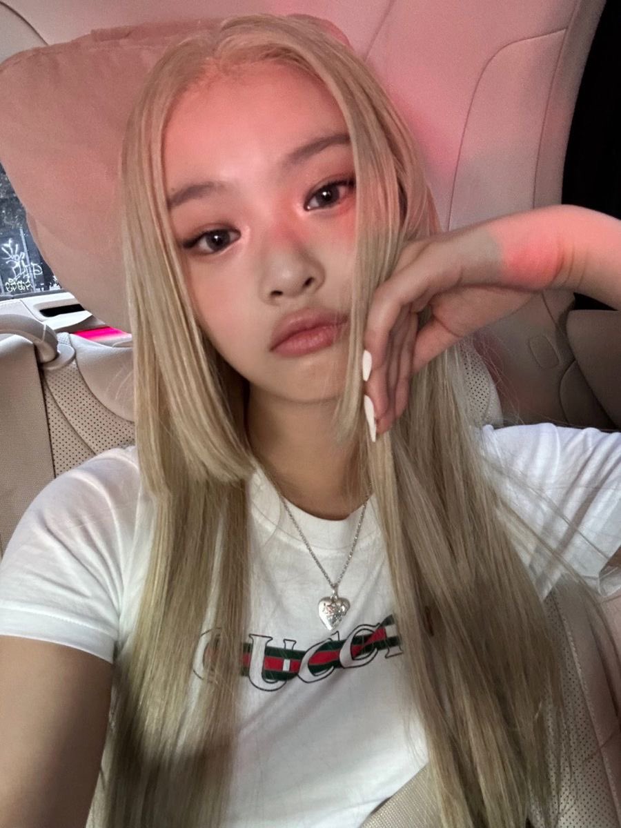 hyewint's tweet photo. the duality of hanni needs to be studied cause you’re telling me this is the same person??? https://t.co/8vLc63kpJh