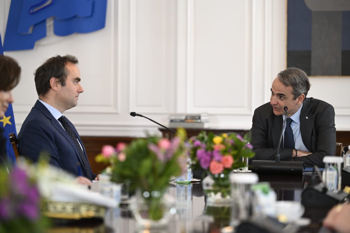 Sébastien Lecornu (@seblecornu) on Twitter photo À Athènes, honoré d'avoir été reçu par <a href="/kmitsotakis/">Kyriakos Mitsotakis</a>, Premier ministre de la Grèce.
Échanges sur le nécessaire réarmement européen, qui passera par le renforcement de nos coopérations en matière capacitaire, notamment en mer et dans les airs.
Dans le prolongement du sommet de À Athènes, honoré d'avoir été reçu par <a href="/kmitsotakis/">Kyriakos Mitsotakis</a>, Premier ministre de la Grèce.
Échanges sur le nécessaire réarmement européen, qui passera par le renforcement de nos coopérations en matière capacitaire, notamment en mer et dans les airs.
Dans le prolongement du sommet de