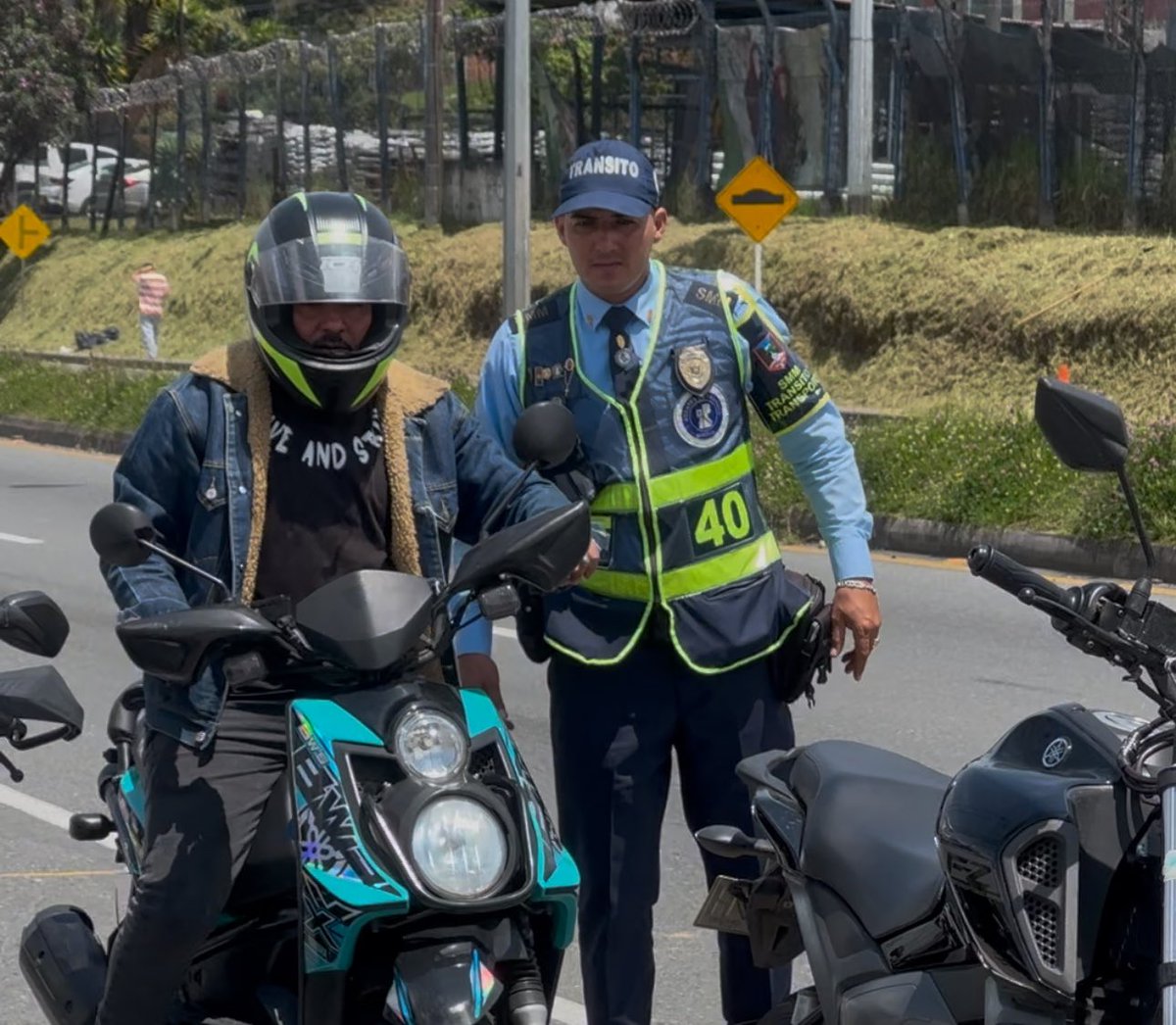 ¡Viaja seguro esta Semana Santa!

Durante el Plan Éxodo, desde la <a href="/SecMovilidadMzl/">Secretaría de Movilidad de Manizales</a> seguimos promoviendo la educación vial en diferentes puntos de la ciudad.🚎🚙

Brindamos recomendaciones a turistas y ciudadanos para prevenir accidentes y garantizar un tránsito seguro.👮🏻‍♂️

Respeta