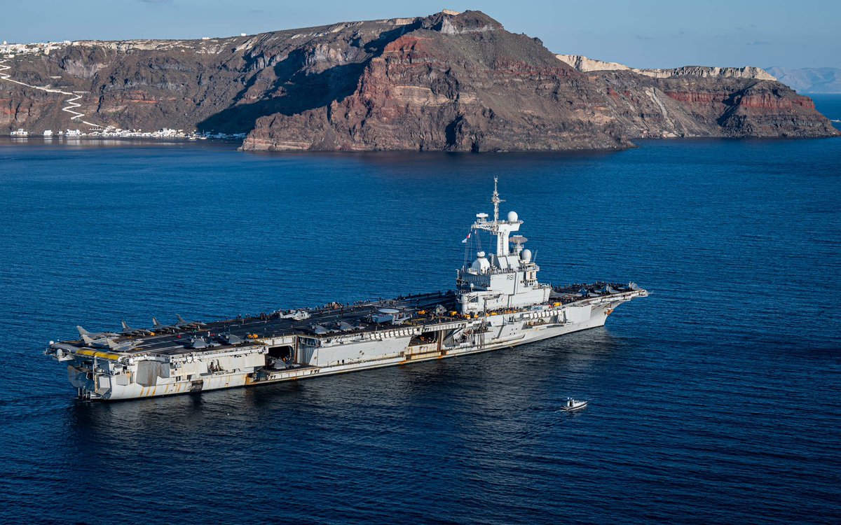 EtatMajorFR's tweet photo. Grèce 🇬🇷🤝🇫🇷 | Coopération opérationnelle avec @Hellenic_MOD ⚓️ 🔹 Combat aérien entre Rafale 🔹 Frégates &amp; sous-marins en manœuvre en mer Égée ➡️ Ensemble pour sécuriser les intérêts 🇪🇺 face aux défis en Méditerranée. https://t.co/IoSTVOQsnJ