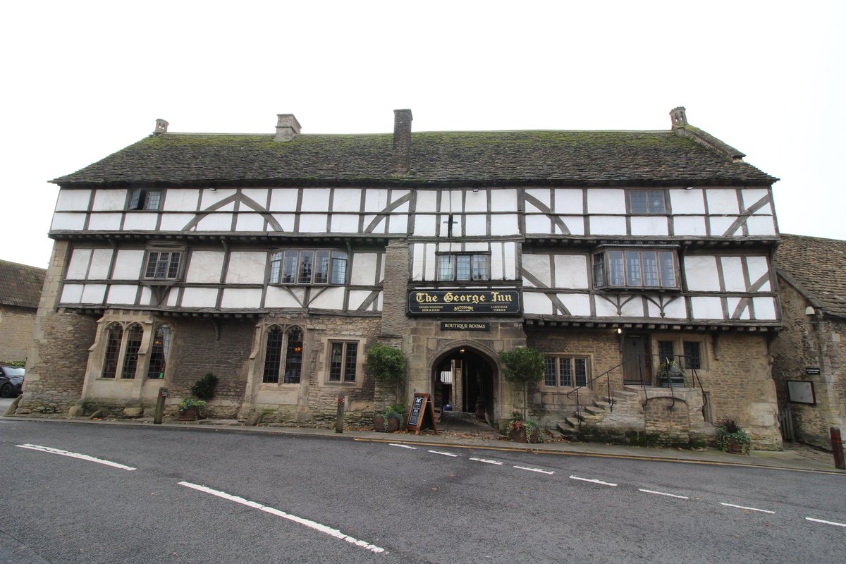 There are just a tiny number of places left to join me for a Mythbusting event on Thursday 17 April about Britain's oldest pubs at... Britain's oldest pub, the George Inn at Norton St Philip (Somerset)! 🧐🍺

More info &amp; tickets:
designmynight.com/bath/pubs/geor…