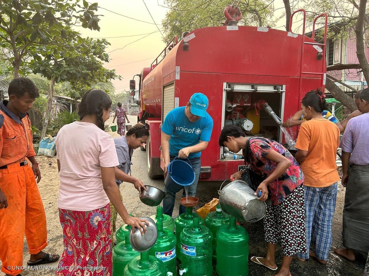 UNICEF Italia (@unicef_italia) on Twitter photo Autobotti, cisterne gonfiabili, cloro per potabilizzare le scorte idriche, bidoni e taniche: <a href="/UNICEFMyanmar/">UNICEF Myanmar</a> in azione per fornire il fabbisogno quotidiano (7,5 litri) di acqua pulita 🚰 a 350.000 senzatetto nel #Myanmar devastato dal #terremoto
DONA 👉 unicef.it/myanmar Autobotti, cisterne gonfiabili, cloro per potabilizzare le scorte idriche, bidoni e taniche: <a href="/UNICEFMyanmar/">UNICEF Myanmar</a> in azione per fornire il fabbisogno quotidiano (7,5 litri) di acqua pulita 🚰 a 350.000 senzatetto nel #Myanmar devastato dal #terremoto
DONA 👉 unicef.it/myanmar