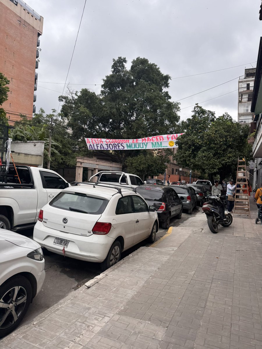 PatooGallo's tweet photo. @CiudadSMT 
No sabía que los nuevos locales podían colocar pasacalles en plena Marcos paz y 25 de mayo. https://t.co/wzi9gJ5dV5