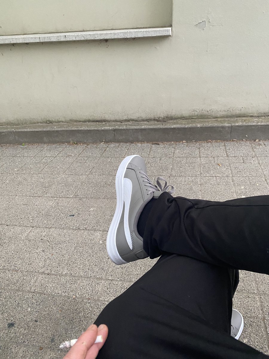 Kendime oturmuşum gariban gariban