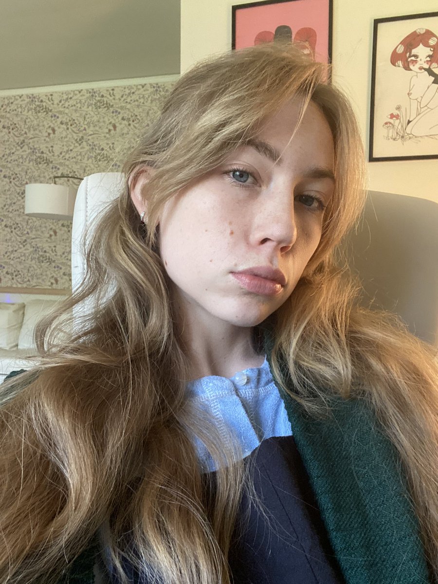Stella_ElleX's tweet photo. It’s Monday and I have so much to do and my office is freezing. Send me lunch and I send you a virtual kiss ❤️ 

Dm for pay links https://t.co/yrqzF5wWpT