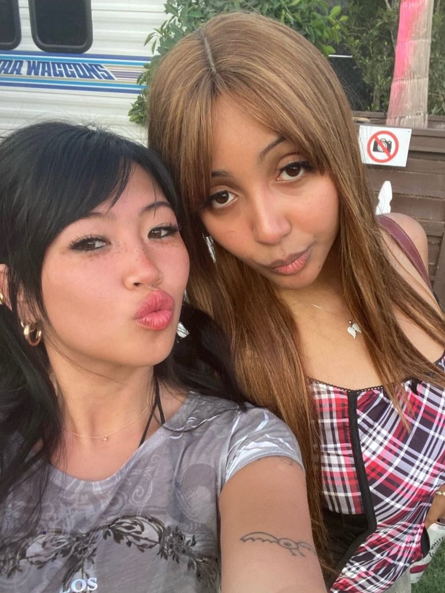 pantheressluv's tweet photo. PINKPANTHERESS AND BEABADOOBEE https://t.co/VhpW1IXMQw
