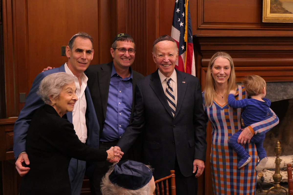 MattMeyerDE's tweet image. Honored to have @JoeBiden join us at this year’s Seder, as we prayed for Governor Josh Shapiro and his family after a disturbing act of violence.
This Passover, we remember: from darkness, we find light. From bondage, liberation. We must never stop fighting for justice.