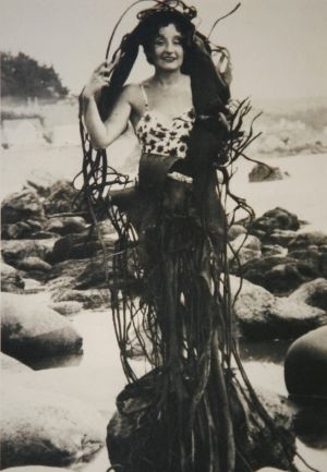XEL56's tweet image. Maruja Mallo en Chile. Ano: 1945. A gran Maruja Mallo naceu en Viveiro, un pobo costeiro de Lugo, en 1902. Foi unha das maiores expoñentes do cubismo e o surrealismo en España. A pintora española máis importante de todos os séculos.