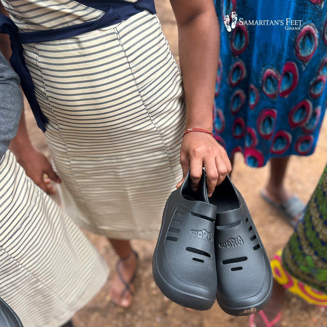 samaritansftgh's tweet photo. Incredible day in Juapong, Volta Region! @samaritansftgh,@WorldShoeGlobal, & Harvest Chapel gave shoes to 500 people. Kids & adults gained dignity & hope, opening doors to education & opportunity. Join us at partnerships@samaritansfeetghana.org! #count2zero #hopegivers https://t.co/XdxsEIHvDE