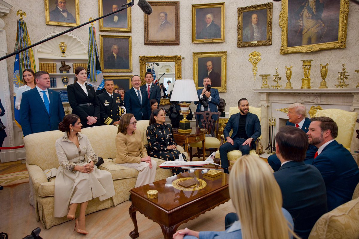 MilenaMayorga's tweet image. El Salón Oval de la Casa Blanca es el lugar donde se lleva acabo la reunión entre el Presidente @nayibbukele y el mandatario estadounidense, @POTUS.
🇺🇸🙌🏻🇸🇻