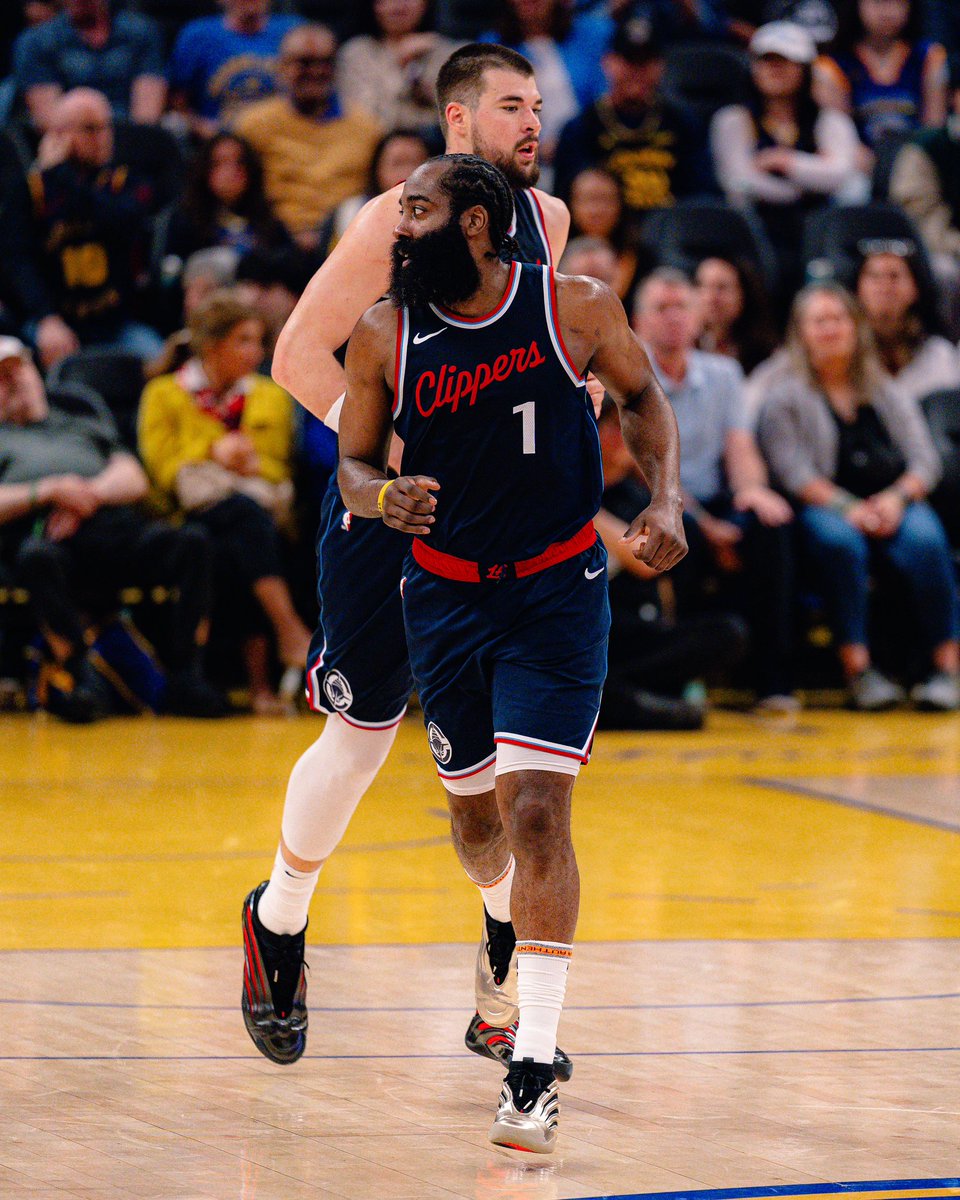 JHarden13's tweet image. wouldn’t have it any other way @laclippers 🤞🏾 #Uno