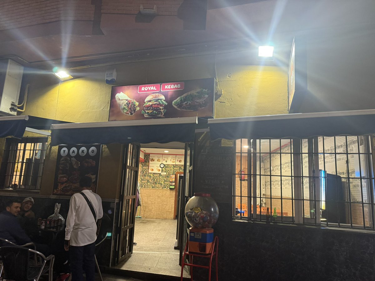 glossypop065's tweet photo. Royal Cafeteria Pizzeria Kebab (Gandia)
Local: 4/10
Amigo: 4/10
Apariencia Kebab: 6/10
Precio Kebab: 7/10
Sabor Kebab: 5/10
Pan Kebab: 7/10
Carne Kebab: 6/10
Salsa: 5/10
Orden Productos: 0/10
Overall: 5,67/10
Ubi: https://t.co/ggjjGi9y2I https://t.co/T1FGO55NFL