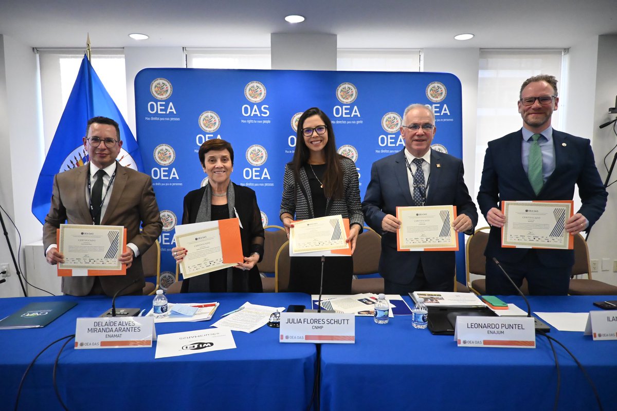 JMArrighi's tweet photo. 📜 Entrega de certificados Segundo Panel sobre mejores prácticas en materia de formación de jueces y fiscales

◻️ IV Foro: Buenas Prácticas del Sistema de Justicia Brasileño

@OEA_oficial https://t.co/E3pgrTryEP