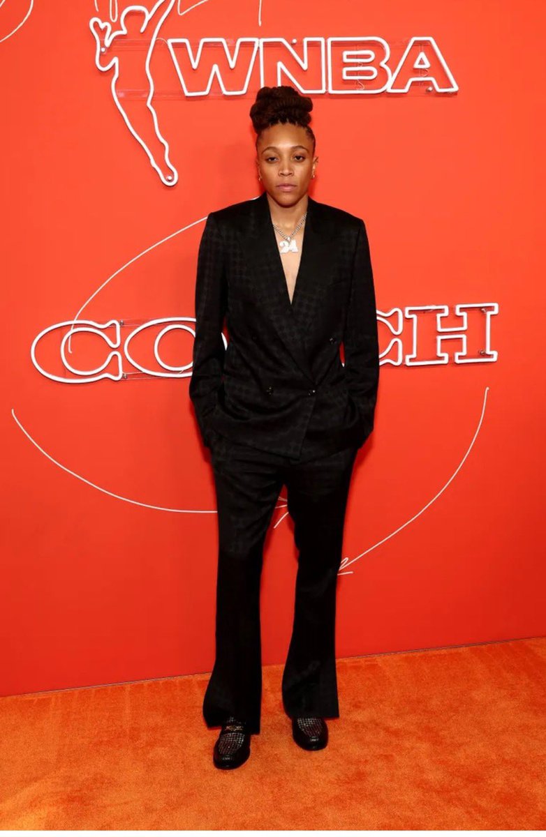 wheelsfelloff_'s tweet photo. 5. 50/10 

This is red carpet. This is understanding the assignment. This is MET GALA. This is understanding your aura and leaning into it. I’ll deduct 30 point tomorrow because she should’ve gone to a tailor and lost the neckless but FINE IS IN THE ROOM https://t.co/RD4lJIkXec