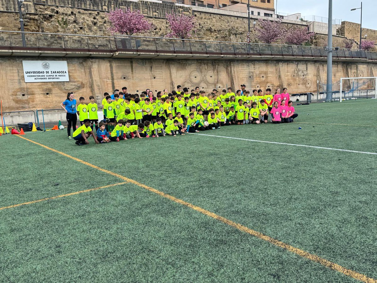 CAMPUS PEÑAS OSCENSES 
Éxito del primer día de campus en el campo de la universidad, con gente con mucha voluntad y a precios asequible donde lo importante es que los chicos se lo pasen bien, no en hacer negocio a costa de los niños. 🤍💚
