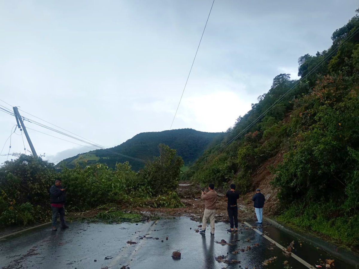 ECU911Austro's tweet photo. #Cañar | 🚨 Esta tarde se alertó a la #LíneaÚnicaParaEmergencias 9-1-1 un deslizamiento de tierra en el sector General Morales.
👩🚒👷👮🏽♂️ Desde el #ECU911 se coordinó la atención con @Riesgos_Ec, @PoliciaEcuador y @saludcz6oficial
📷 #PPNN
#ECU911BrindaSeguridadIntegral https://t.co/m5PId017i0