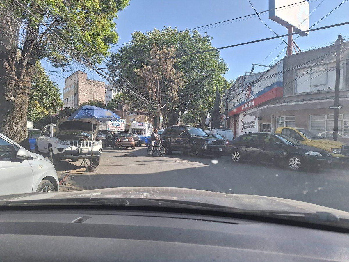 Happy_Anessa's tweet photo. @La_Portales @BJAlcaldia @supercivicosmx @LuisMendozaBJ hasta cuando seguirás permitiendo esto? 
Los talleres dueños de las calles y no hacen nada. A mitad de calle, por que no? al fin que no pasa nada.  Saratoga y Bulgaria https://t.co/G5BW7aIyR1