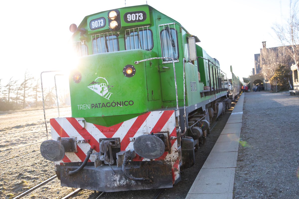 EL TREN PATAGÓNICO SEGUIRÁ INTEGRANDO RÍO NEGRO 

✍🏻 Firmé el nuevo convenio que renueva por 10 años la operación del Tren Patagónico en nuestra provincia, junto al Subsecretario de Transporte Ferroviario de la Nación, Martín Ferreiro; el presidente de Trenes Argentinos
