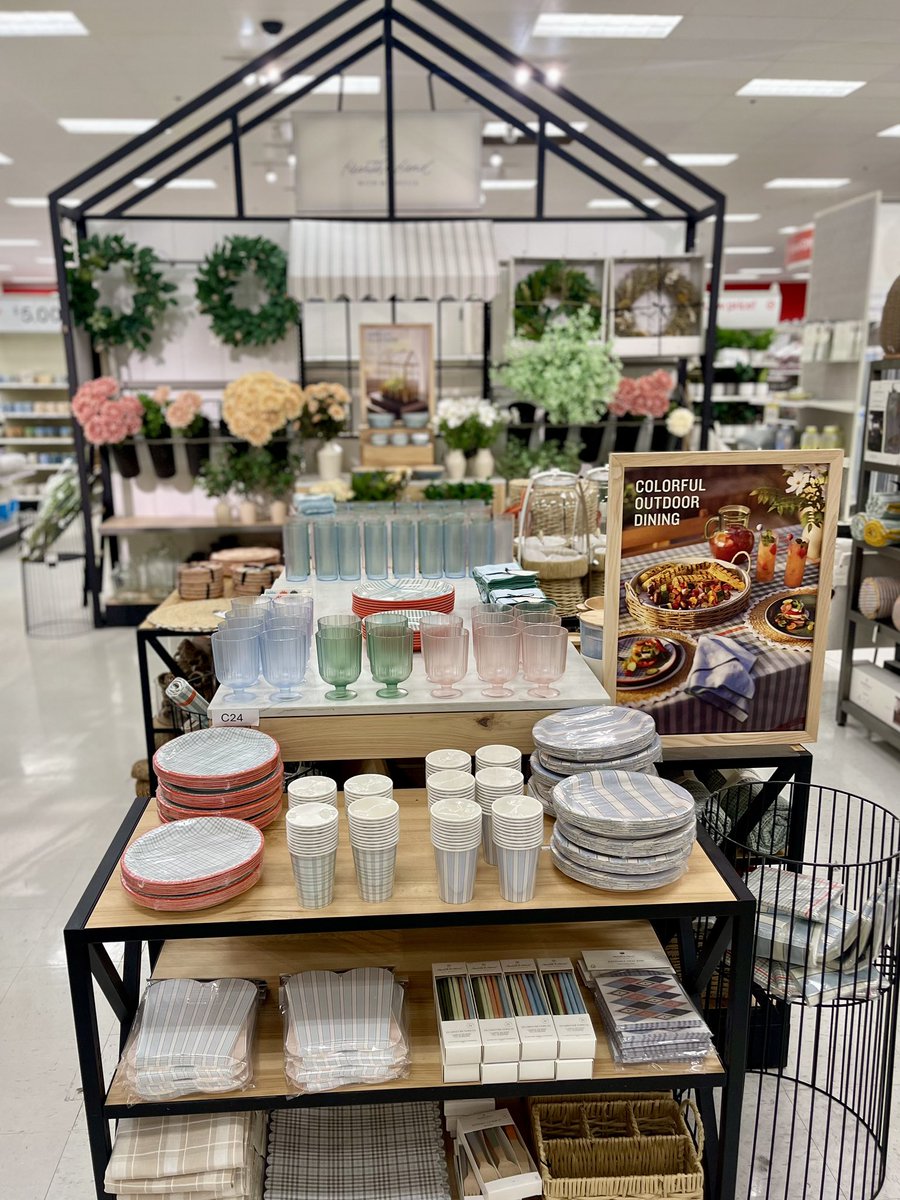 MaySandlin11's tweet image. What a breeze this new Hearth &amp;amp; Hand reset was because of great partners: 👭🧍‍♂️SSTL, @VictoriaStaley8 and awesome TM, Brent✨ Lovin’ the new color palette for pre-summer🌾🪴 #target #visualmerchandiser #hearthandhandwithmagnolia