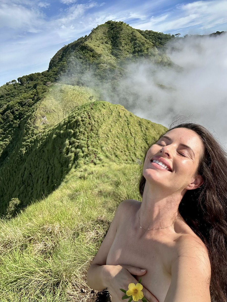 jaylenecook__'s tweet image. I typed “green” into my photo search bar and this is what came up 🌱

flashback to a hike I did somewhere in El Salvador ☺️🌼