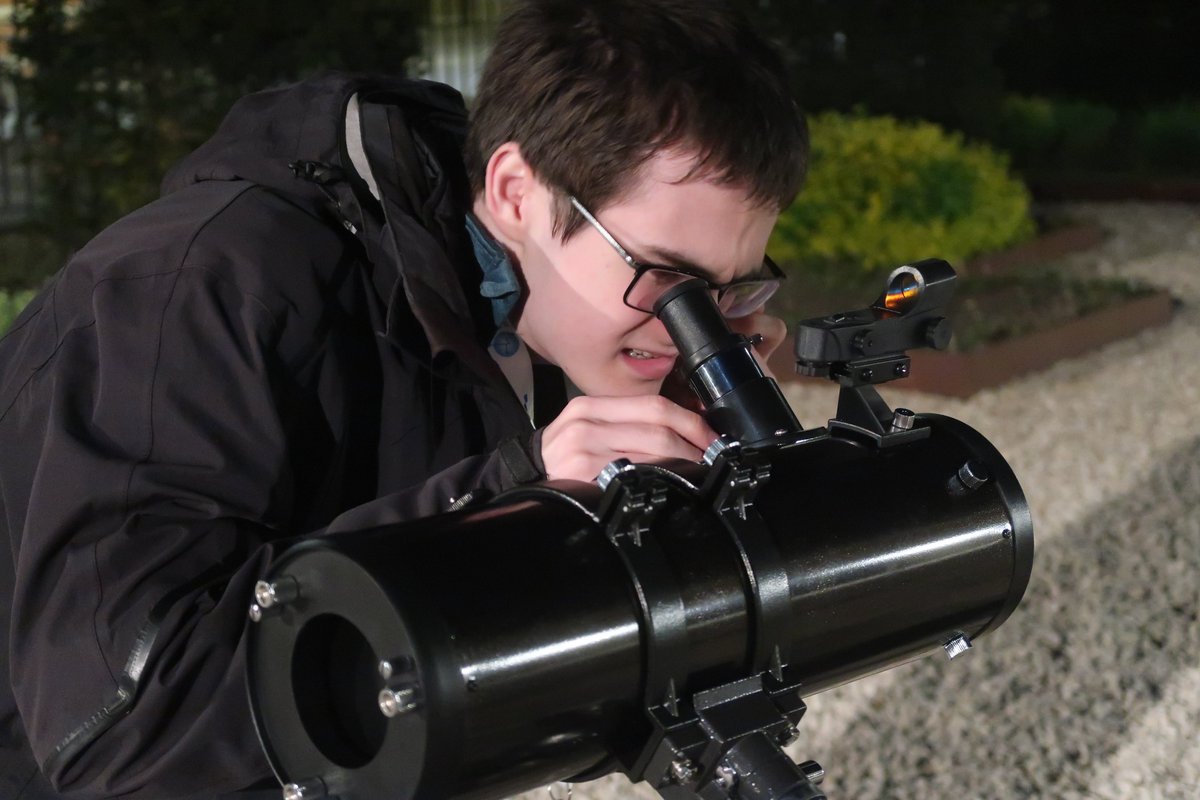 TheBPhO's tweet photo. On Friday we completed this year's selection camp @UniofOxford sponsored by @GRESEARCHjobs choosing the Physics and Astro teams going to the IPhO and IOAA. Inspiring students and volunteers including guest lecture by Jocelyn Bell Burnell! See more photos: https://t.co/vStLqo7s01 https://t.co/pV15V6iVLb
