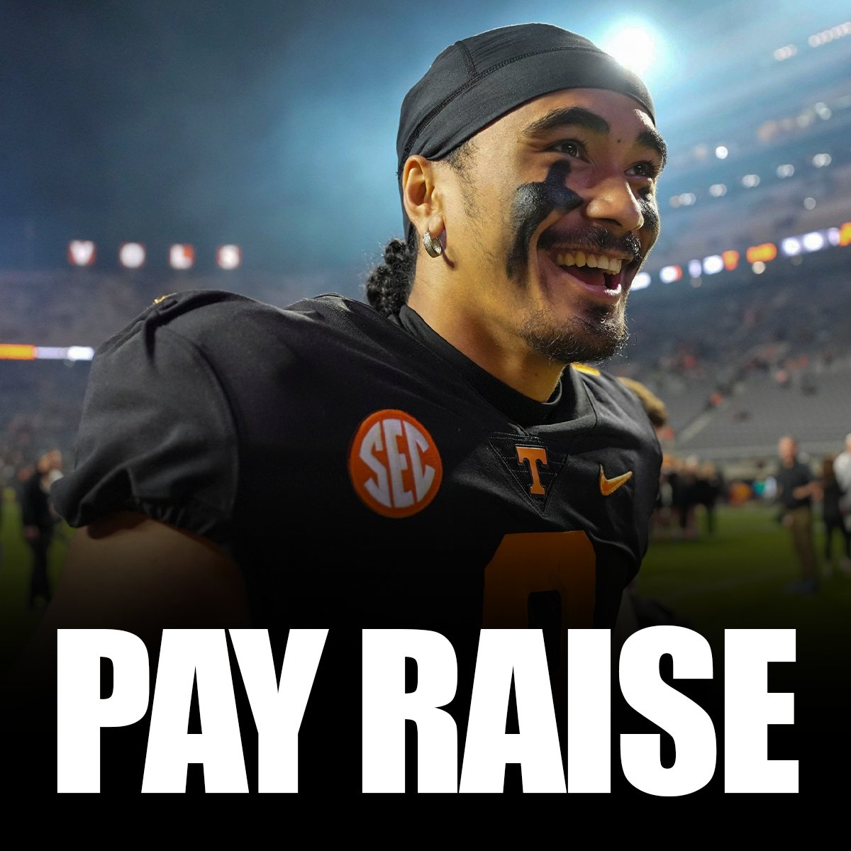 bluebloodsbias's tweet image. 🚨 BREAKING: Transfer QB Nico Iamaleava is set to receive a MAJOR pay raise at his new school 💸
On Friday, it was reported that Nico was holding out of Tennessee practices for higher pay. The Star QB was only set to receive $2M in 2025, which is below market value for a player…