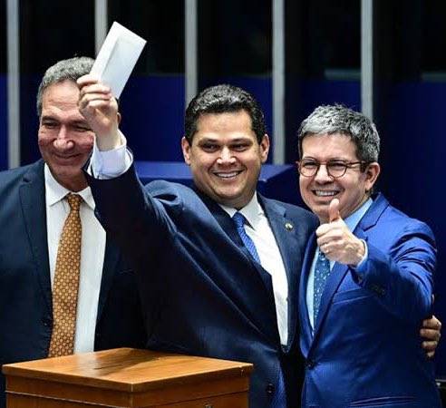 NewsLiberdade's tweet photo. 🚨URGENTE - Davi Alcolumbre, presidente do Senado, resolveu gastar R$ 90 milhões com uma empresa de publicidade para melhorar a imagem da Casa!

A maioria dos senadores apoiou a proposta, não questionou os valores e referendou a iniciativa. https://t.co/TWYiTUHDDK