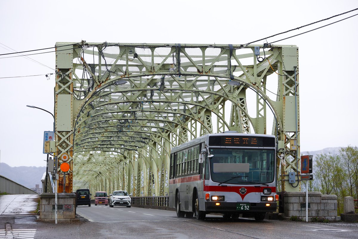 no_step_bus's tweet photo. 2025/4/13
越後交通
長岡200か692
KC-LV380L
雨の中でしたが、満開の桜並木で撮れたり素晴らしい貸切会でした👍
主催者様、副主催様、参加者の皆様、越後交通様ありがとうございました。
 #692号車で行く春巡りツアー https://t.co/UDROvvzs4A