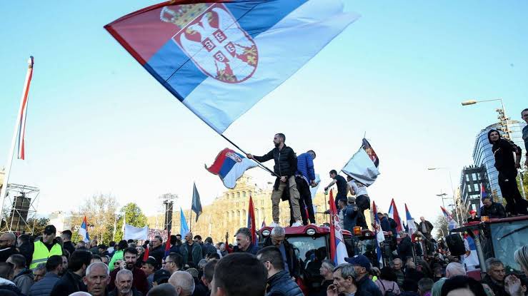 fakehamburgerx's tweet photo. Vučić Support Rally in Serbia: Around 55,000 people attended a rally in Belgrade supporting Serbian President Aleksandar Vučić. Vučić emphasized protecting the country's stability against "color revolution" attempts.

#vucic #serbia  #revolution #colorrevolution https://t.co/TOKK7cGuKQ