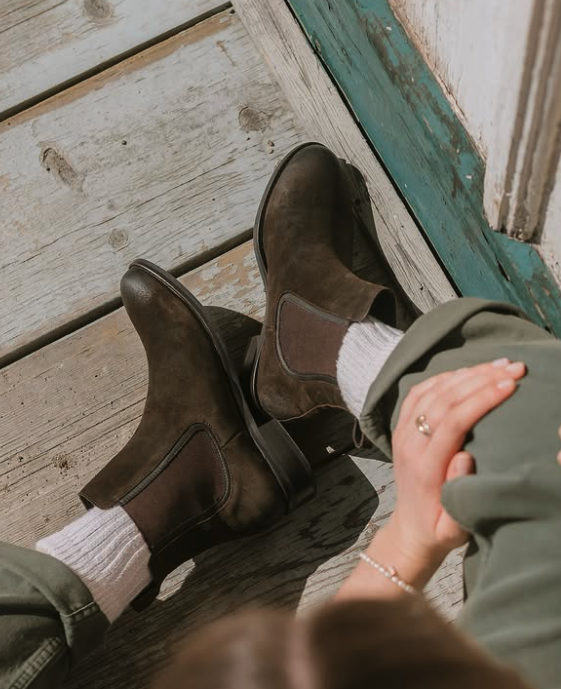 ThursdayBootCo's tweet photo. Green’s the color of the season ✨🌷
📸: @robinclairefox
#ThursdayBoots #ChelseaBoots #SpringStyle #SpringColorTrends https://t.co/k7d2xsn9Tl