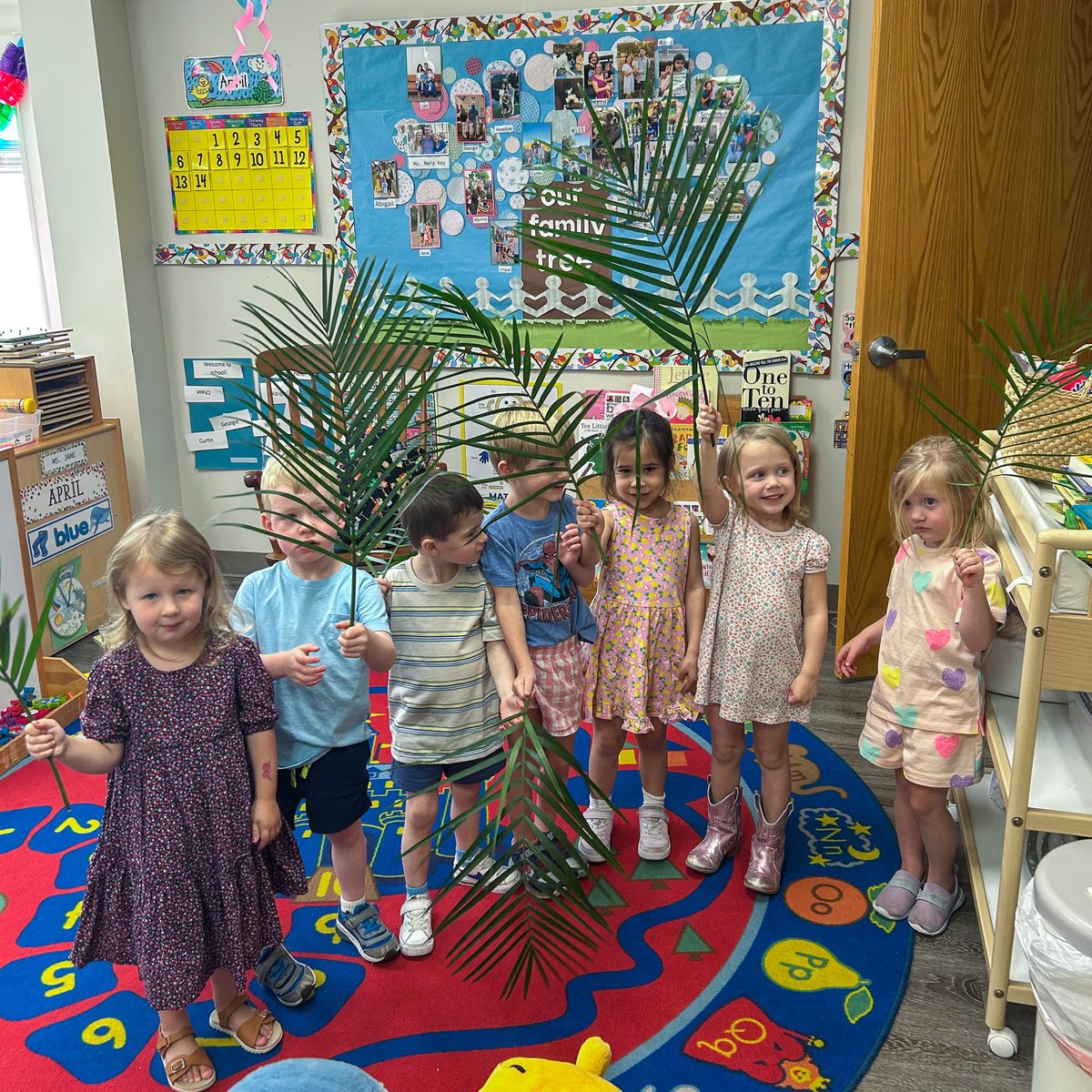 Palm Sunday smiles! 😄 NorthPark Day School children waved palms, remembering Jesus. Join us for Holy Week! Details: conta.cc/4iRiGOx #PalmSunday #HolyWeek #northparkserves