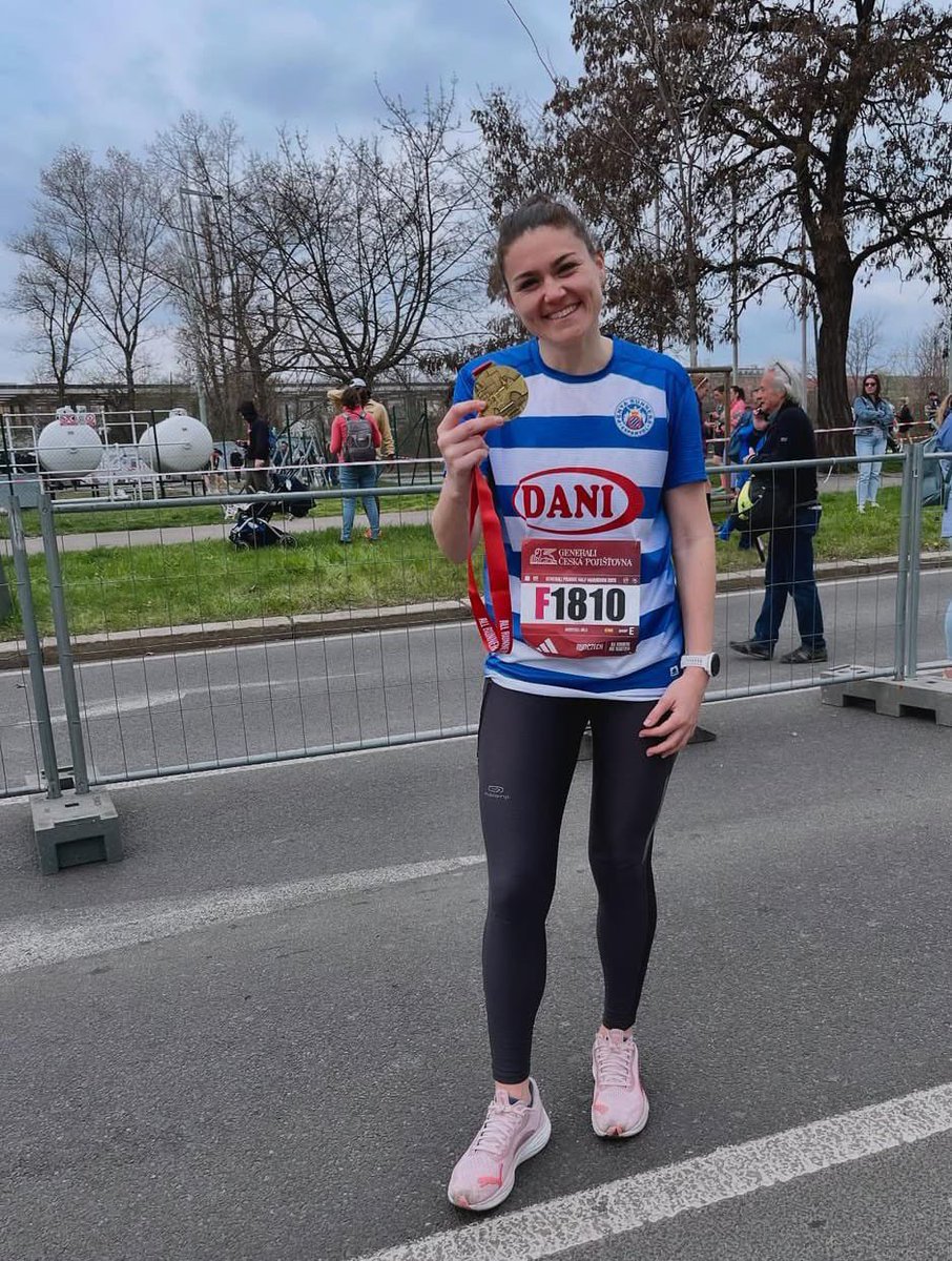 ME QUEDO CONTIGO! 💙🤍💙
La Txell s' ha quedat amb la 🏅 de la 1/2 de Praga! Bravoooo 🎉🎊