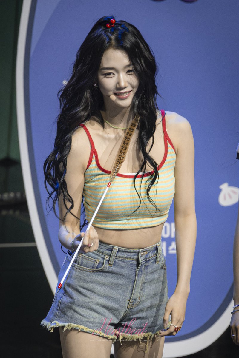 tripleScloset's tweet photo. #YUBIN in a (cropped) GREENBUTTER shirt https://t.co/ZSCnr7489E