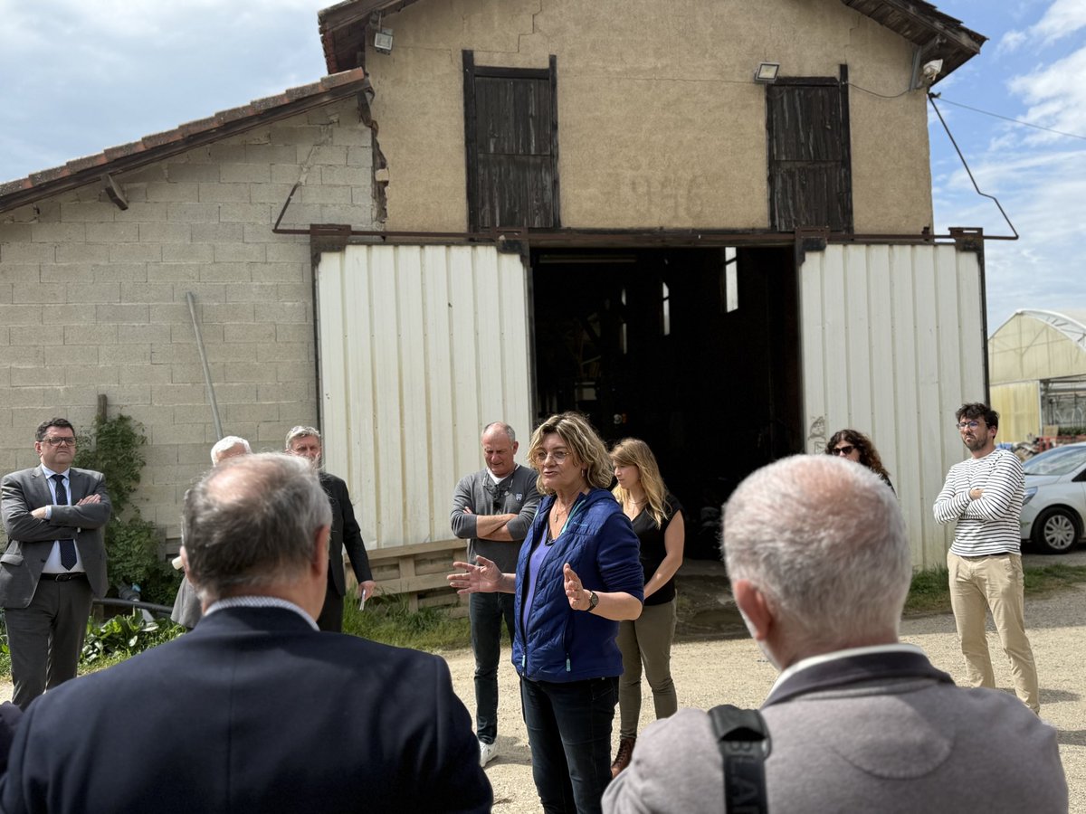🍓 Aujourd’hui à #Damazan sur l’exploitation de Madame Delaurier, productrice de fraises avec Monsieur le Préfet et mes collègues parlementaires du #LotEtGaronne afin d’échanger sur les enjeux de cette filière d’exception.