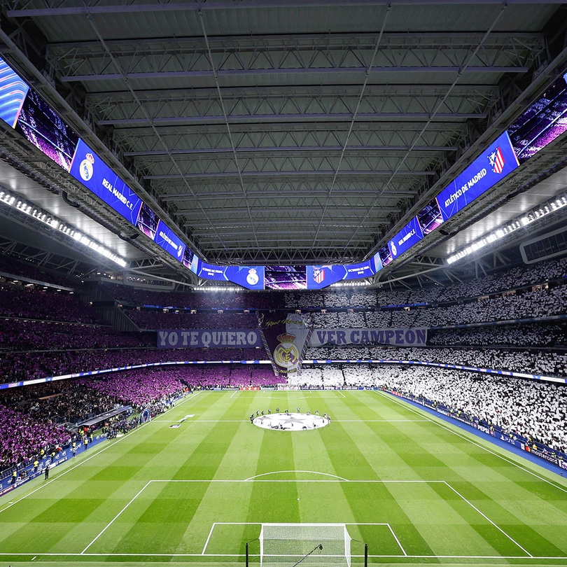 🚨 Real Madrid have posted a video of past comebacks, with the caption of ‘The Bernabéu, again’. The video quotes this:

“I’m going to show them a world without borders or boundaries. A world… where anything is possible. I don’t know the future, I didn’t come here to tell you
