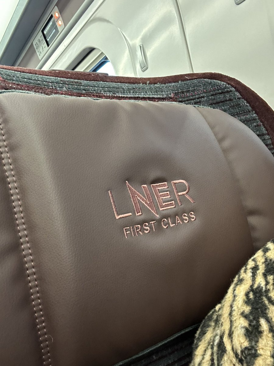 76Kelen's tweet photo. @LNER Big love to David and Helen on the 19:37pm to Kings Cross from Edinburgh for upgrading us to first class! https://t.co/hmV0GT4edA