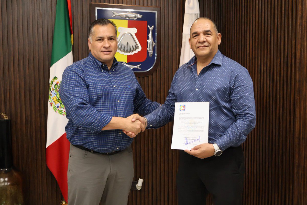 #ULTIMAHORA | Antonio López Rodríguez es el nuevo encargado del despacho de la <a href="/PGJEBCS/">Procuraduría BCS</a> tras la renuncia de <a href="/DanieldelaRosaA/">Daniel de la Rosa</a>. Esta mañana el secretario general del <a href="/GobBCS/">Gobierno de BCS</a>, Saúl González Núñez, <a href="/SaulGonzal9/">jSgN</a>, entregó el nombramiento por acuerdo de <a href="/VictorCastroCos/">Víctor Castro</a>.