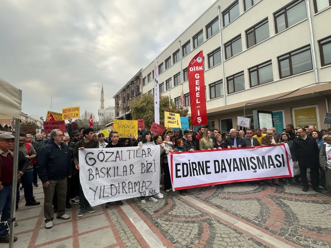 Bugün Türkiye Komünist Partisi olarak tutuklu arkadaşlarımızın serbest bırakılması için yapılan Edirne Dayanışma'nın yürüyüşüne Trakya Üniversitesi Öğrencileriyle birlikte katıldık.
Tüm ülkedeki tutuklu arkadaşlarımız derhal serbest bırakılmalıdır!
Baskılar bizi yıldıramaz!