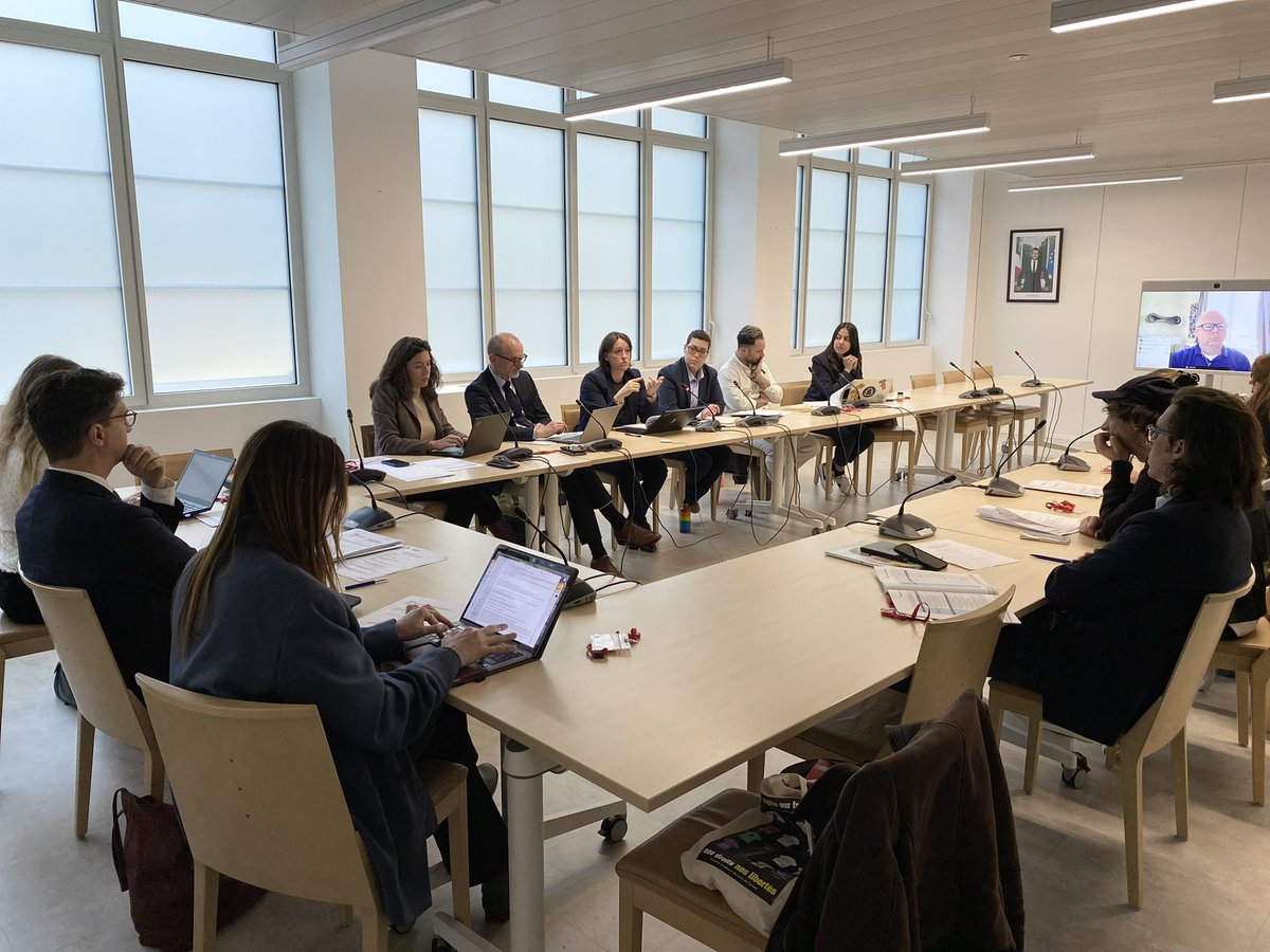 🤝 Réunion de travail entre les services de l’État, les plateformes et les associations LGBT+

Face aux guets-apens homophobes, une réponse collective doit s’organiser autour de 3 axes :

1️⃣ prévenir
2️⃣ sécuriser
3️⃣ poursuivre