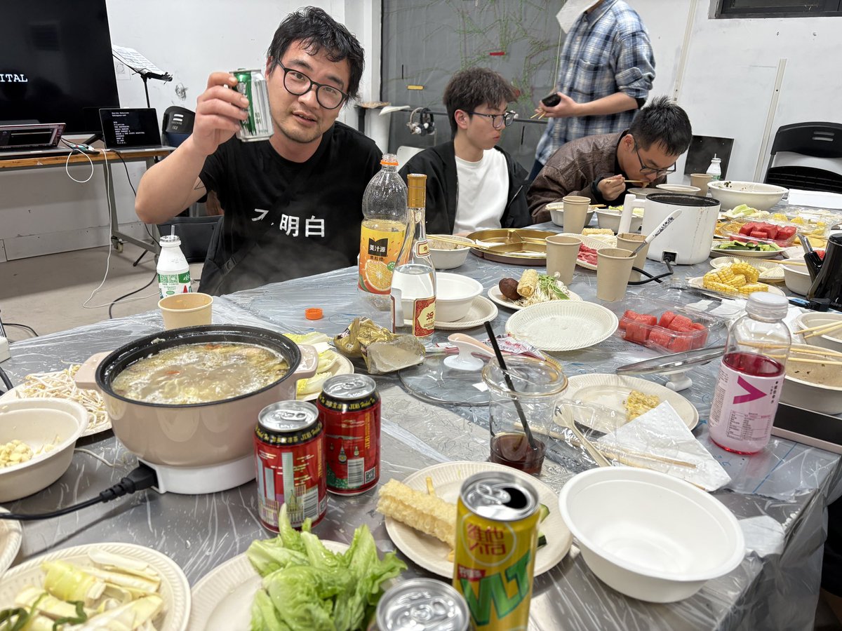 中国の芸術大学、本当に全然自由だった。
授業で酒どころか夜まで教室で火鍋大会で、学生も飲みまくってるし教授の知り合いの学外者まで飲みに来たり全員が絶好調。しかもみんな芸術とか社会問題、政治について死ぬほど語ってて熱量がすごい。
規則まみれで窮屈な今の日本の大学との差がすごすぎた