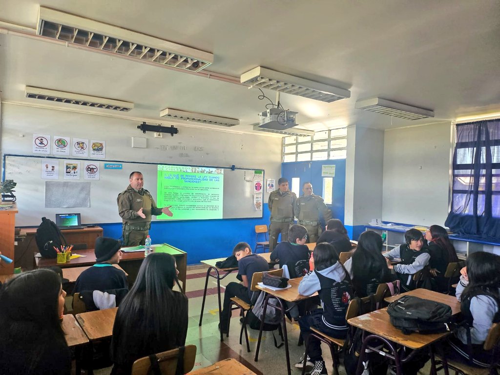 Carabineros Prefectura Cordillera (@carabprefcord) on Twitter photo #PuenteAlto:<a href="/CarabMicc/">Carab. Plan Cuadrante e Integración Comunitaria</a> 20ª Comisaría, imparten charla informativa *SOBRE LEY DE REPONSABILIDAD PENAL ADOLESCENTE* a alumnos de 8° básico de la Escuela Municipal Ejército Libertador, acción que contribuye y fomenta a la buena convivencia al interior de la comunidad escolar. #PuenteAlto:<a href="/CarabMicc/">Carab. Plan Cuadrante e Integración Comunitaria</a> 20ª Comisaría, imparten charla informativa *SOBRE LEY DE REPONSABILIDAD PENAL ADOLESCENTE* a alumnos de 8° básico de la Escuela Municipal Ejército Libertador, acción que contribuye y fomenta a la buena convivencia al interior de la comunidad escolar.