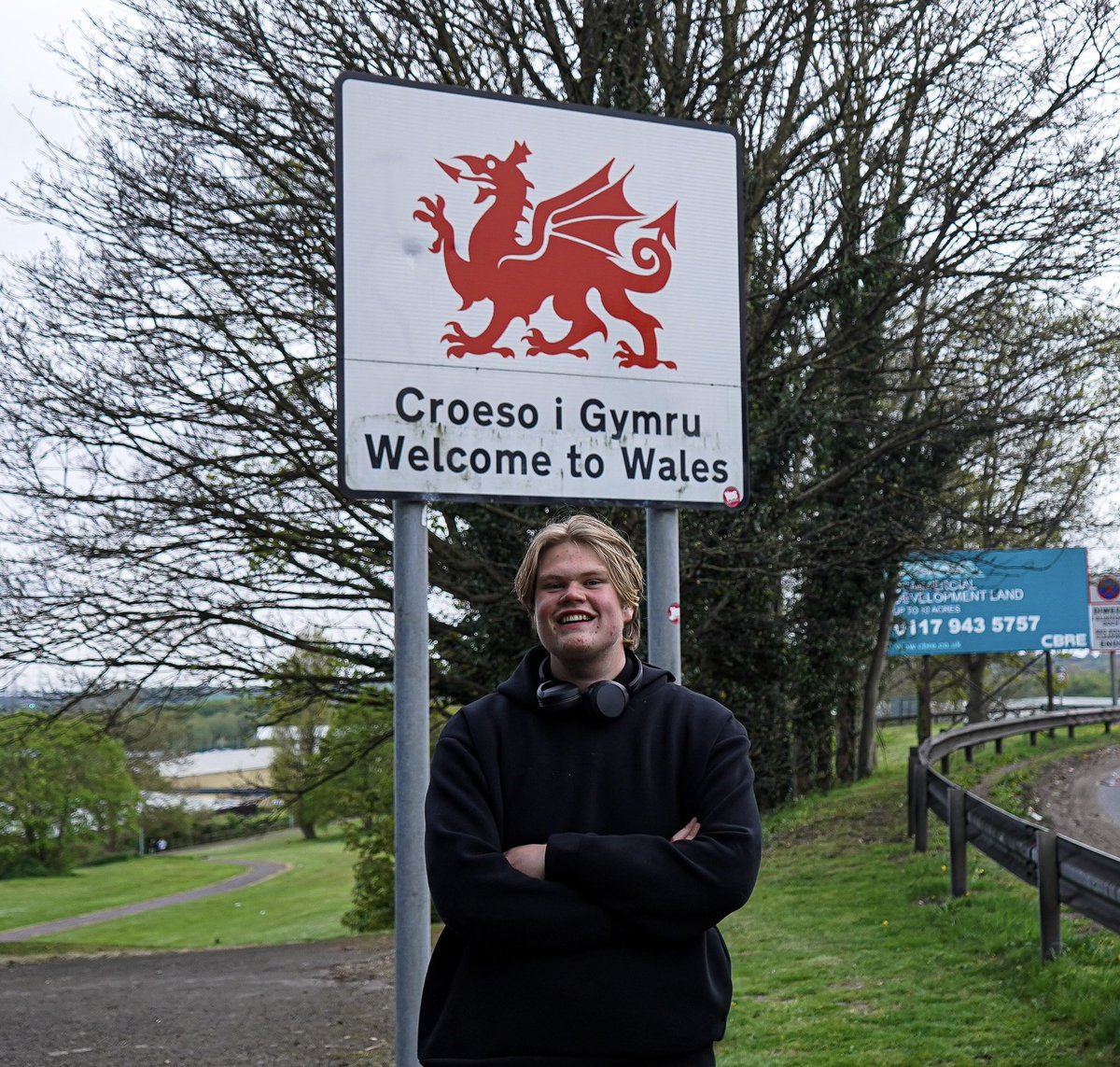 Thehullboy1's tweet photo. WELCOME TO WALES 🏴󠁧󠁢󠁷󠁬󠁳󠁿 Day 14 completed of running the length of the UK.

2 weeks in and and we’ve entered our second country of the challenge. Tough day up through Bristol and across the Severn bridge but so glad to finish the day strong. 

My first checkpoint was to make it to wales, but every day the legs are starting to feel more and more stronger and i can’t wait for the rest of the challenge. Now up the west cost, past Liverpool and into Scotland.

£26,500 raised for @mindcharity already, genuinely so grateful for all the support. Time to go and try make history ❤️

Day: 13
Day KM: 31 (19.5 miles)
Total KM: 357 (233.5 miles)
KM to go: 985 (638 miles)
Total money raised for @mindcharity: £26,650

https://t.co/mg8lGmNgik
