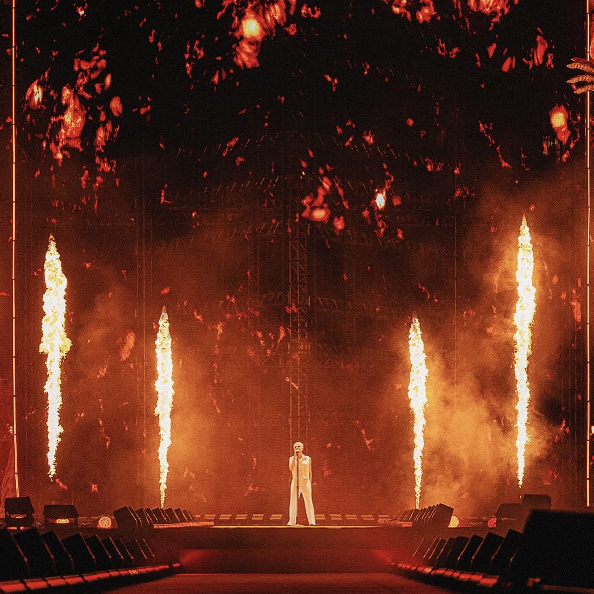 qgdoslobos's tweet photo. Saudades de um show do nosso cantor favorito! 

Qual música vocês estão com saudades de escutar ao vivo? https://t.co/LmA8aPnuev