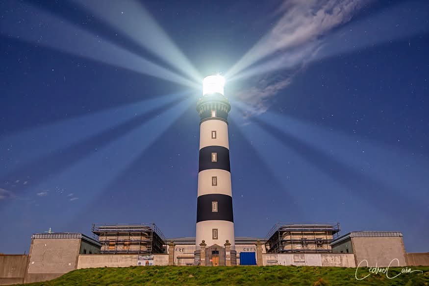 cain_cedric's tweet photo. Nuit de pleine lune au Phare du Créac'h.
#toutcommenceenfinistère #pennarbed #ouessant #iledouessant #creachlighthouse #creach #phare #phareducreach #lumieresdouessant #cedriccain #letelegramme #ouestfrance #bzh #magnifiquebretagne https://t.co/zvWe2gZeVp