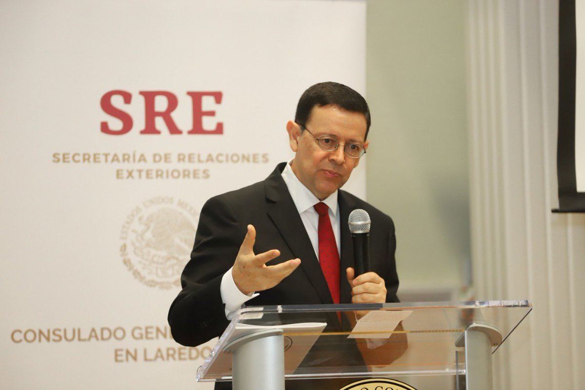 Noticias_Front's tweet image. “Si se destruye la economía mexicana, la migración aumentará”, advierte el Cónsul Juan Carlos Mendoza Sánchez en Laredo. Pide no dañar con aranceles el libre comercio que ha beneficiado a ambos países.