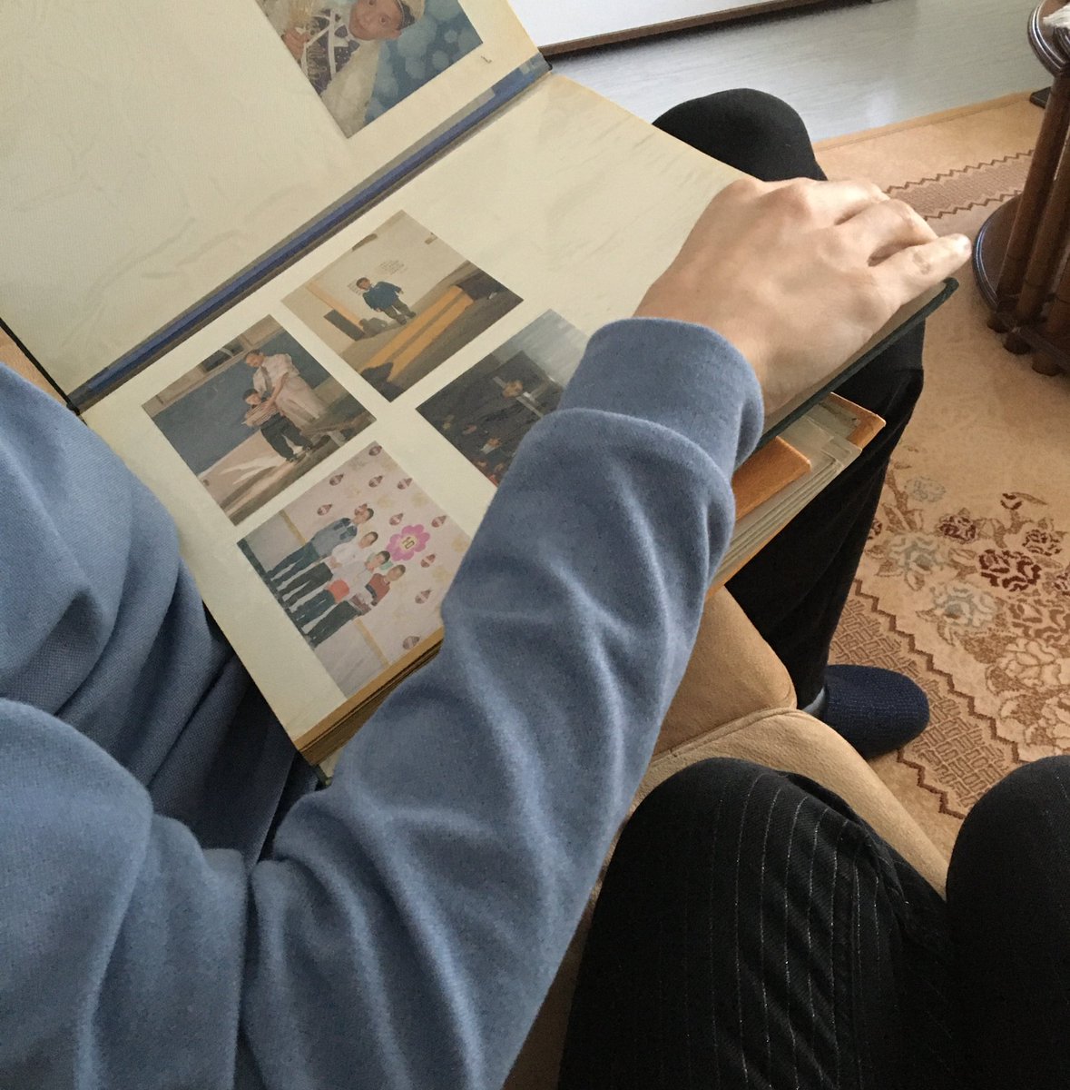 seyseey's tweet photo. manitonun aile evine gidip çocukluk albümüne baktığın zamanlar gelmiştir https://t.co/rrnRfdVpSP