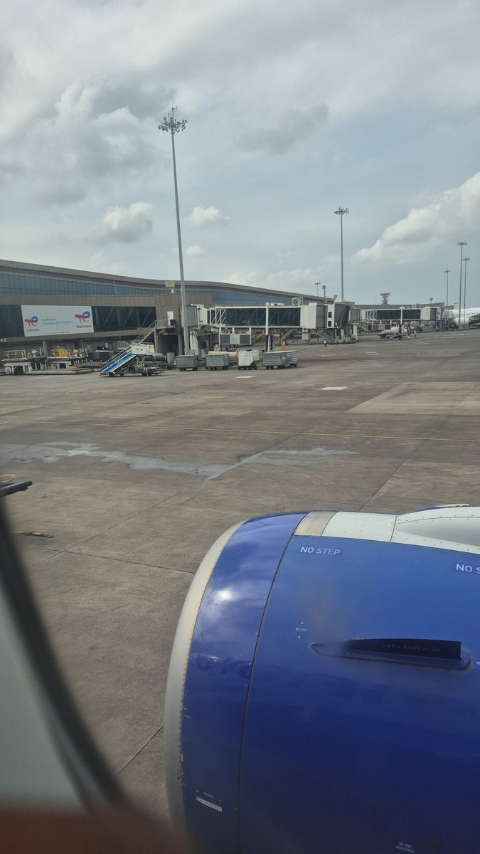 Every city’s air has its own flavour—humidity, pollution, and mystery ingredients.
The moment your lungs sense it, your heart whispers,
“Ah yes... home”
😍😍