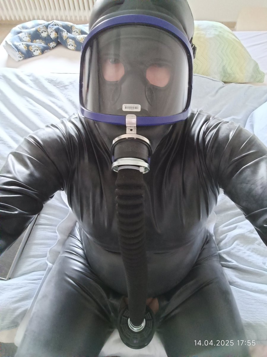 sklavensaunico1's tweet photo. Heute durfte ich während Göttin @Linda74856531 live auf Tt war zuschauen und mir Poppers in die Nase ziehen mit Maske dabei habe ich schön Sack Gewicht getragen und schön inhaliert #fag #sub #slave #poppers #inhalieren https://t.co/w1PGOji4wo