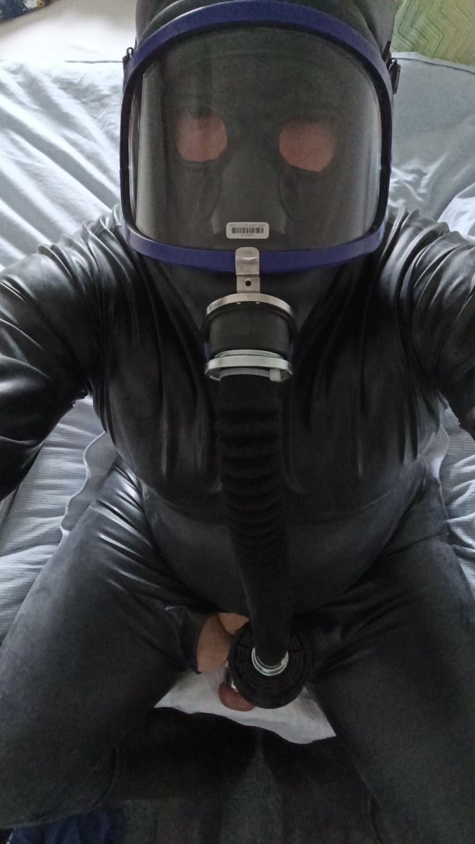 sklavensaunico1's tweet photo. Heute durfte ich während Göttin @Linda74856531 live auf Tt war zuschauen und mir Poppers in die Nase ziehen mit Maske dabei habe ich schön Sack Gewicht getragen und schön inhaliert #fag #sub #slave #poppers #inhalieren https://t.co/w1PGOji4wo