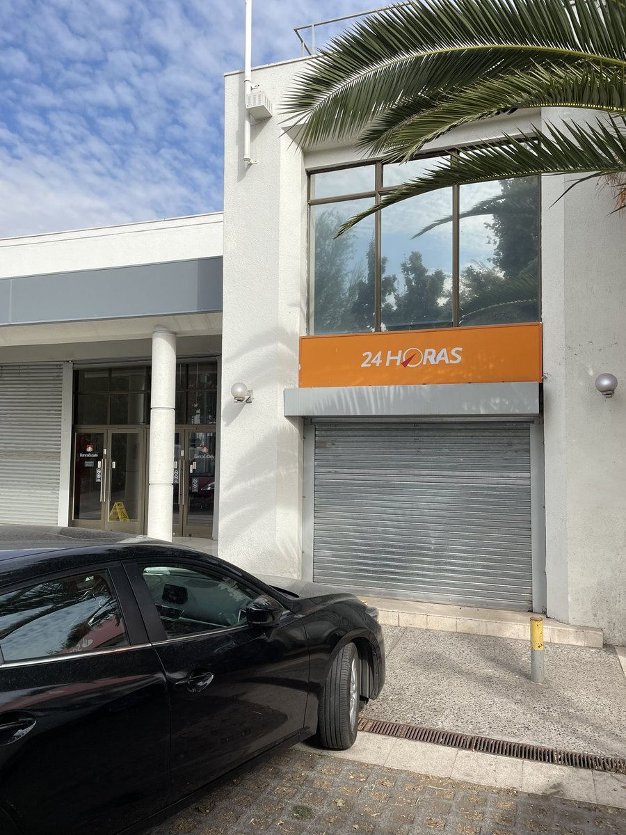 Lator1's tweet photo. @BancoEstado si el cajero de príncipe de Gales dice 24 hrs, es al guardia que se le ocurre cerrarlo hasta las 17 hrs desde el cierre de la sucursal a las 14? O se maneja solo? https://t.co/bZQNrDHWcQ